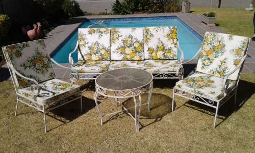 Vintage Wrought Iron Garden set In very good condition with cushions Collection in Johannesburg